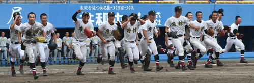 角館対湯沢翔北　試合に勝利し笑顔の角館ナイン