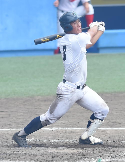 由利対秋田中央　8回裏秋田中央2死二、三塁、適時打を放つ斎藤光