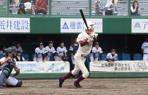 旭川北対旭川大高　5回裏旭川大高1死満塁、右中間に3点適時三塁打を放つ加藤（撮影・浅水友輝）
