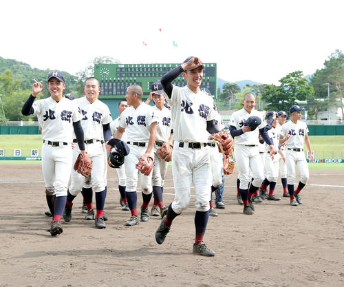 札幌創成対北照　札幌創成を下し笑顔で引き揚げる北照ナイン（撮影・佐藤翔太）