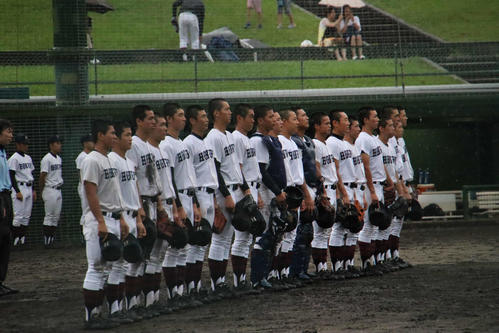 英真学園に圧勝し校歌を歌う関大北陽ナイン（撮影・南谷竜則）