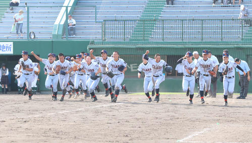 クラーク対武修館　スタンドに向かって駆け出すクラークナイン（撮影・西塚祐司）