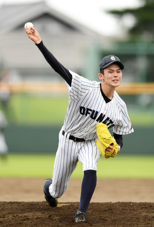 一戸対大船渡　力投する大船渡先発の佐々木（撮影・横山健太）