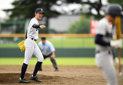 一戸対大船渡　4回表一戸2死二塁、大沢を三振に仕留め笑顔を見せる佐々木（撮影・横山健太）