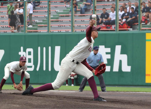 クラーク対旭川大高　力投する旭川大高先発の能登（撮影・浅水友輝）