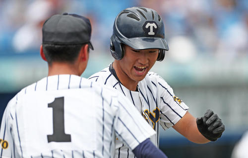 江戸川対帝京　7回裏帝京無死二塁、左越え2点本塁打を放ち、ベンチ前で喜ぶ帝京・加田拓哉（奥）（撮影・伊作将希）