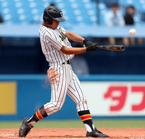 江戸川対帝京　7回裏帝京無死二塁、左越え2点本塁打を放つ帝京・加田（撮影・伊作将希）