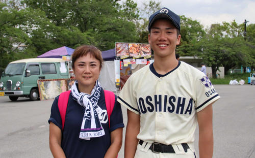 試合後に笑顔を見せる本松文さんと、息子の同志社香里・駿平外野手（撮影・南谷竜則）