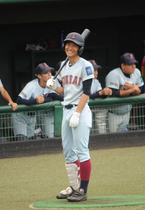 筑陽学園対近大福岡　ネクストバッターズサークルで笑顔を浮かべる近大福岡の城島優太内野手（撮影・浦田由紀夫）
