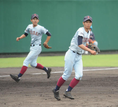 筑陽学園対近大福岡　三ゴロを軽快にさばいて一塁へ送球する近大福岡の城島優太内野手（右）（撮影・浦田由紀夫）