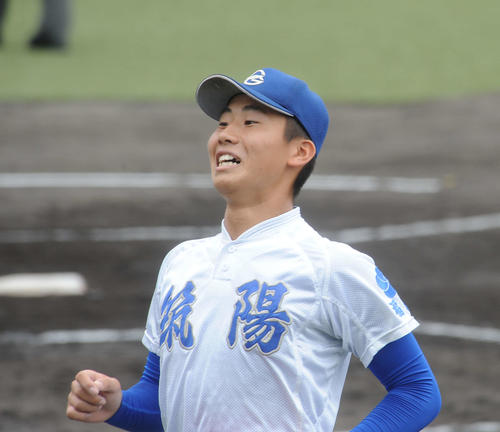 高校野球　福岡大会4回戦　筑陽学園対近大福岡　筑陽学園の2番手、西舘昂汰投手がロングリリーフで無失点の好投を見せた（撮影・浦田由紀夫）