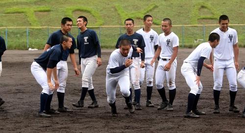 グラウンドでトレーニングする小林珠（中央）ら東海大札幌の選手たち（撮影・永野高輔）