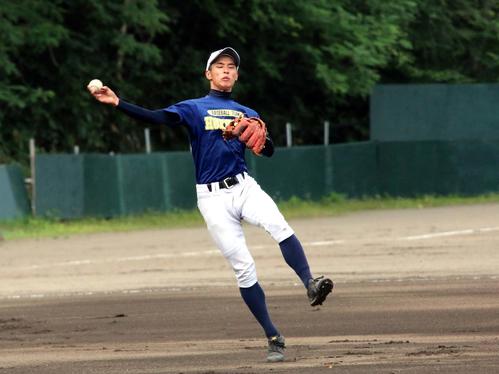 グラウンドで守備練習に励む北照の伊藤（撮影・永野高輔）