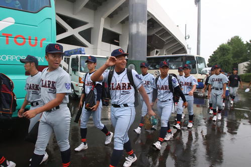バスに戻る途中で父母に手を振るクラークの浦崎（中）（撮影・西塚祐司）
