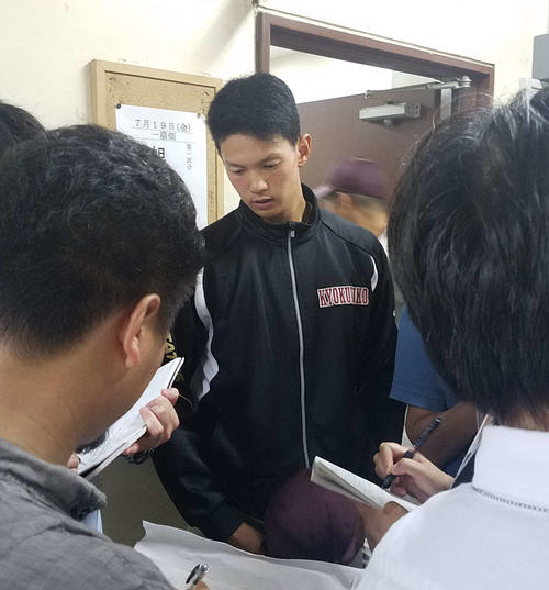 試合が順延になり取材に応じる旭川大高の能登（撮影・浅水友輝）