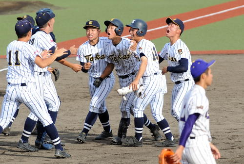 山形学院対東海大山形　タイブレークの延長13回裏、東海大山形1死一、二塁。1番米山主将（写真奥右から3人目）がサヨナラ打を放ち、仲間に迎えられる