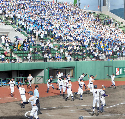 山形学院対東海大山形13回裏、サヨナラ勝ちに歓喜する東海大山形ナイン。約950人が集結したスタンドの応援も歓喜爆発！（撮影・佐々木雄高）