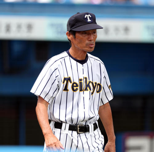 江戸川対帝京　厳しい表情で戦況を見つめる帝京・前田監督（撮影・伊作将希）