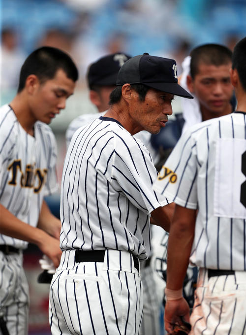 江戸川対帝京　厳しい表情でナインに指示を出す帝京・前田監督（撮影・伊作将希）