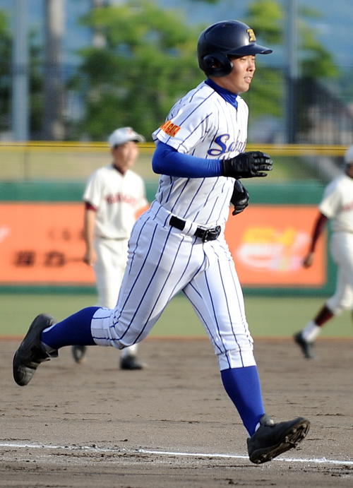 山形東対酒田南　2回裏、酒田南1死走者なし。7番新田琉生が2戦連続、今大会3本目の左翼越え本塁打を放つ
