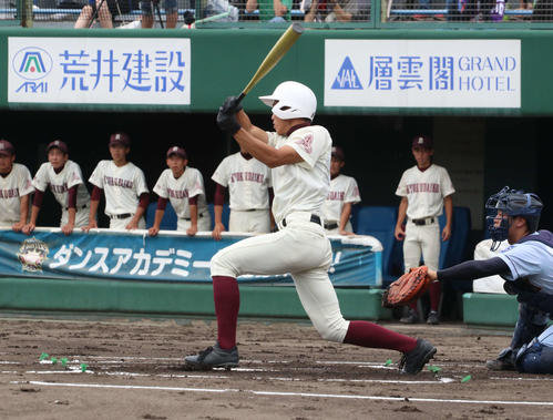クラーク対旭川大高　1回裏旭川大高1死二、三塁、右中間を破る2点適時二塁打を放つ脇田（撮影・浅水友輝）