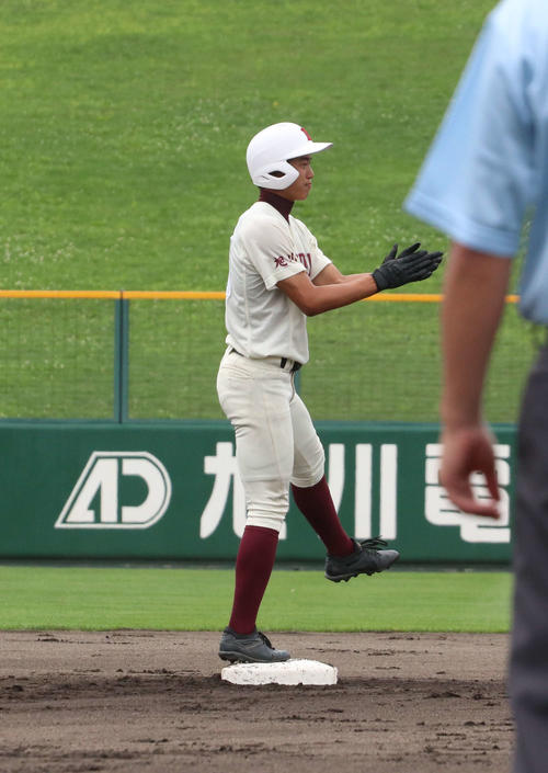 クラーク対旭川大高　1回裏旭川大高1死二、三塁、脇田は右中間を破る2点適時二塁打を放ち、塁上で手をたたく（撮影・浅水友輝）