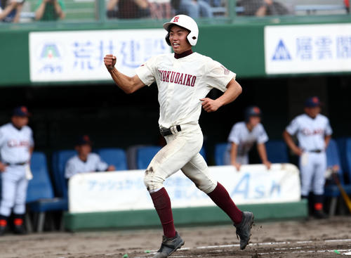 1回裏、旭川大高、生還する脇田（撮影・奥村晶治）
