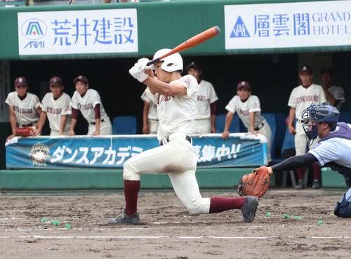 クラーク対旭川大高　4回裏旭川大高2死三塁、左中間に2点本塁打を放つ富田（撮影・浅水友輝）