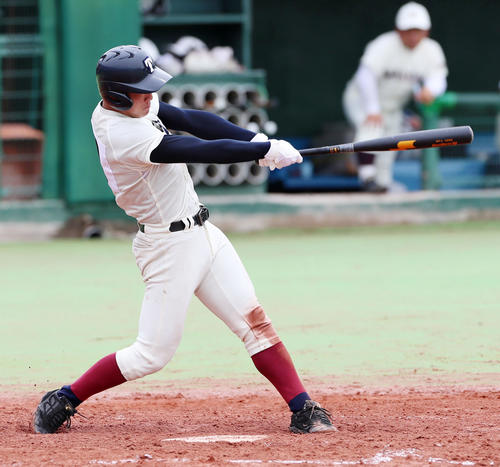 早稲田摂陵対大阪桐蔭　7回裏大阪桐蔭1死一、二塁、中野は左越え3点本塁打を放ちコールド勝ちを決める（撮影・加藤哉）