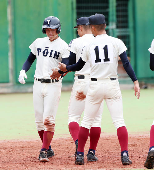 早稲田摂陵対大阪桐蔭　7回裏大阪桐蔭1死一、二塁、中野は左越え3点本塁打を放ちコールド勝ちを決める（撮影・加藤哉）