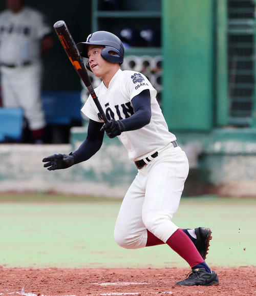 早稲田摂陵対大阪桐蔭　3回裏大阪桐蔭2死満塁、中野は左越え適時二塁打を放つ（撮影・加藤哉）