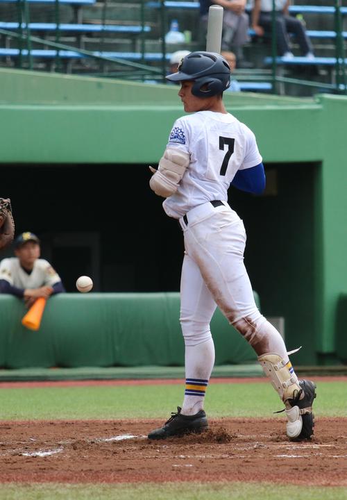 青藍泰斗対鹿沼　7回表青藍泰斗2死一塁、青藍泰斗・石川は死球をくらう（撮影・佐藤勝亮）