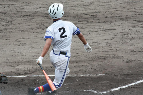 高田商対奈良高専　6回表無死一、二塁、左越逆転2ランを放つ高田商・大住　（撮影・山崎健太）