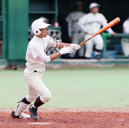 早稲田摂陵対大阪桐蔭　4回表早稲田摂陵2死一、二塁、内村は中越え適時二塁打を放つ（撮影・加藤哉）