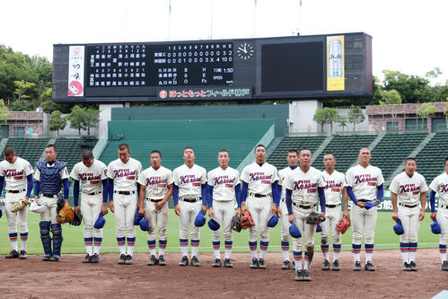東播工対神戸国際大付　東播工に勝利し、応援席にあいさつする神戸国際大付ナイン（撮影・前田充）