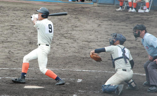 打席でスイングする大商大堺・三好（撮影・松本直也）