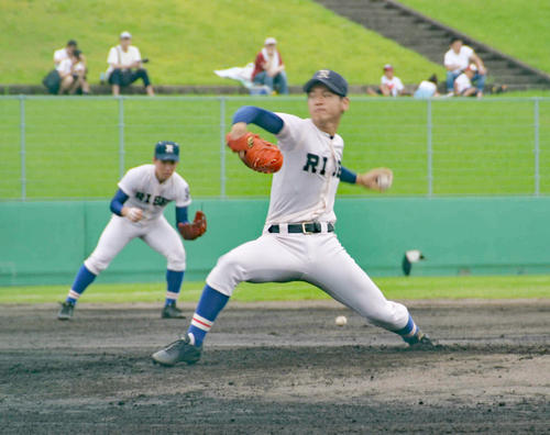 履正社先発の清水は初回3者連続三振を奪う順調な立ち上がり（撮影・望月千草）