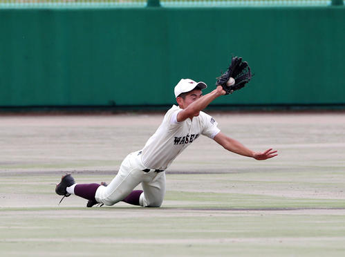 早稲田摂陵対大阪桐蔭　3回裏大阪桐蔭1死一、二塁、吉田は宮本の飛球に跳び込んで好捕（撮影・加藤哉）