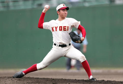 先発で力投する春日部共栄・村田賢一