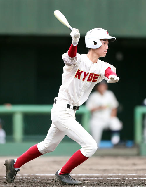 先制となる右越え適時二塁打を放つ春日部共栄・丸田輝