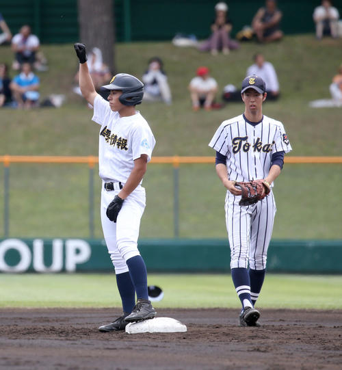 東海大札幌対札幌国際情報　2回裏、先制となる適時二塁打を放ちガッツポーズをする須田（撮影・佐藤翔太）
