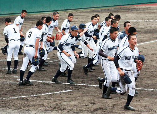 校歌斉唱後、スタンドへ向かう郡山ナイン（撮影・山崎健太）