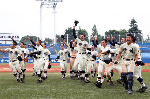 サヨナラ勝ちで喜びを爆発させる修徳ナイン（撮影・佐田亮輔）