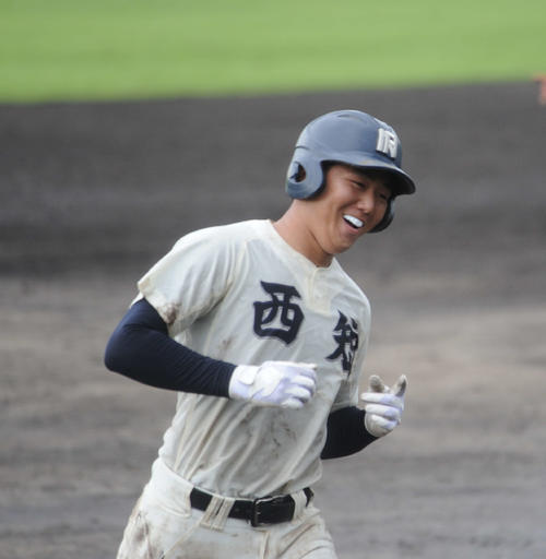 西日本短大付4回裏2死一塁で神宮隆太捕手が2ランを放って笑顔でベースを一周する（撮影・浦田由紀夫）