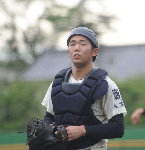 西日本短大付の神宮隆太捕手（撮影・浦田由紀夫）