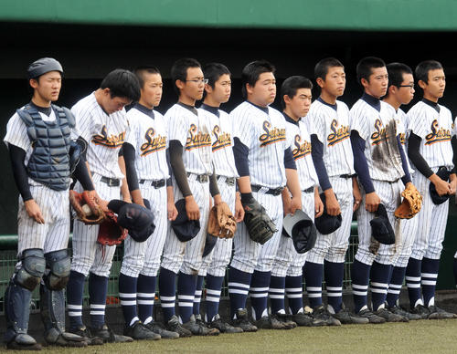 敗退しベンチ前に整列する福岡水産ナイン（撮影・浦田由紀夫）