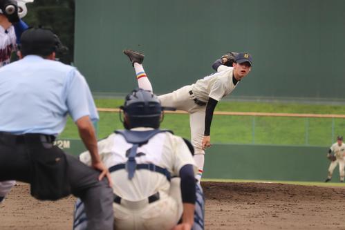 世田谷学園対創価　2番手で登板した創価・森畑（撮影・玉置肇）