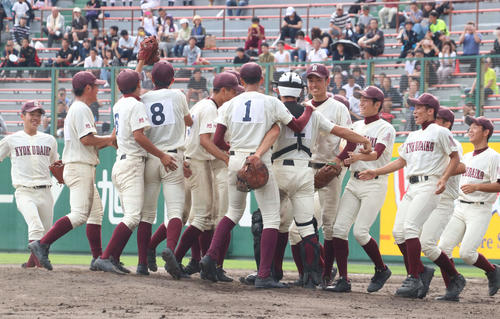 クラーク対旭川大高　2年連続の甲子園出場を決め、マウンドに集まる旭川大高ナイン（撮影・浅水友輝）