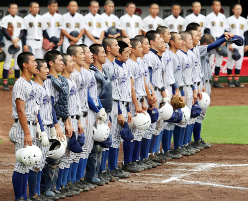 東灘にコールド勝ちし、校歌を斉唱する須磨翔風ナイン（撮影・前田充）
