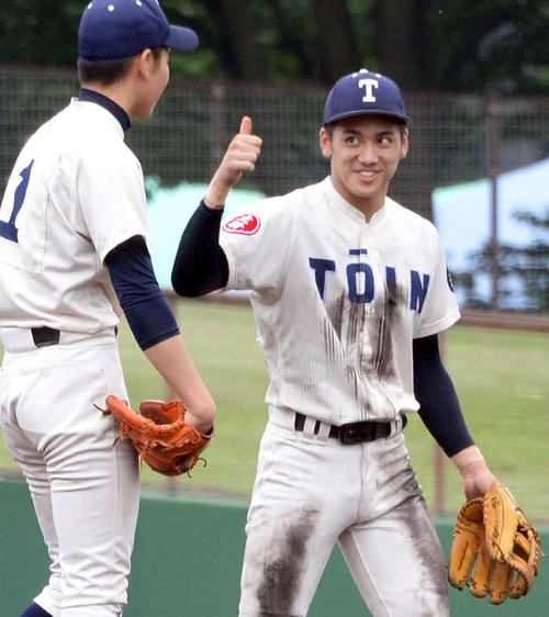 向上対桐蔭学園　エース伊禮（左）に笑顔で声を掛ける桐蔭学園の森（撮影・鈴木正章）